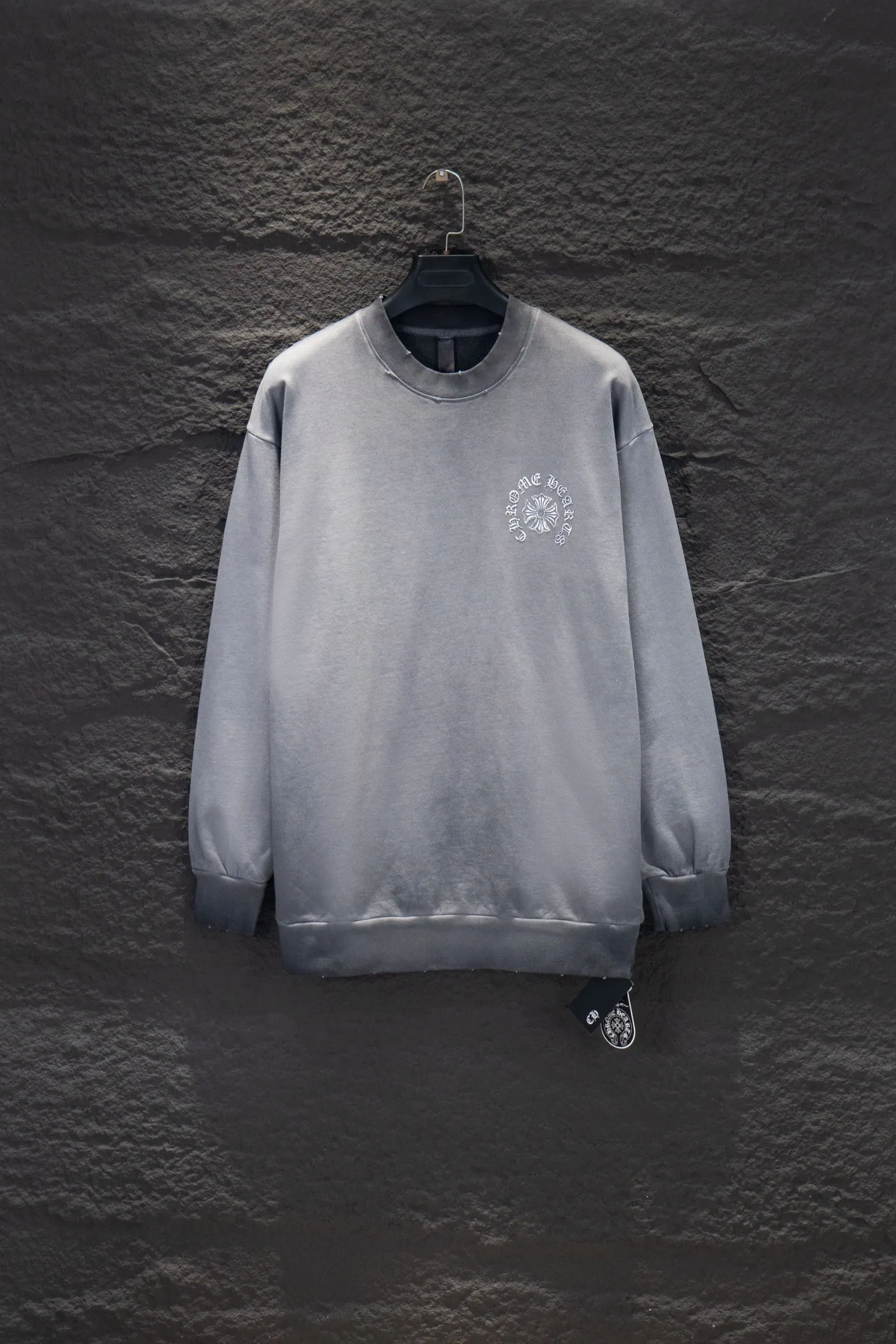 P290 🆕Chrome hearts new hot diamond silicone stir-fried color sweatshirt. The os version is really charming. The Chrome family is really unique. Every new season has the best version. It is very practical and can be worn casually. Nice✔️ - ⚠️100% cotton. Made of custom-dyed terry cotton sweatshirt surface, 420g double-ply double yarn, comfortable to the touch. Made from imported knitting needle carded cotton, the thickness is moderate, drapey and contoured, making the upper body comfortable! ! It is very tolerant to fat body types and can instantly lose five pounds after wearing it!  Specially ordered many Austrian hot diamonds, which have the bling bling effect of natural crystals under the light, with multi-faceted reflective points, and the production cost is extremely high. The laser molding includes a computer engraving machine and a laser machine, which are accurate in units of particles. Finally, it is hot and set at high temperature. After the hot ironing, the firmness needs to be tested repeatedly on the hot stamping. It can show colorful reflections under the light. The body of the garment is treated with reverse-bottomed silicone, hot-drilled and frayed elements, which greatly increases the interest of the garment and creates a unique visual effect.  Hem Loose closing Double-layer fabric Good closing effect Exquisite seaming Color: Washed black Reverse stir-fried gray Size: S-M-L-XL